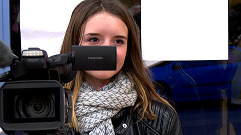 Jeune fille derrière une caméra